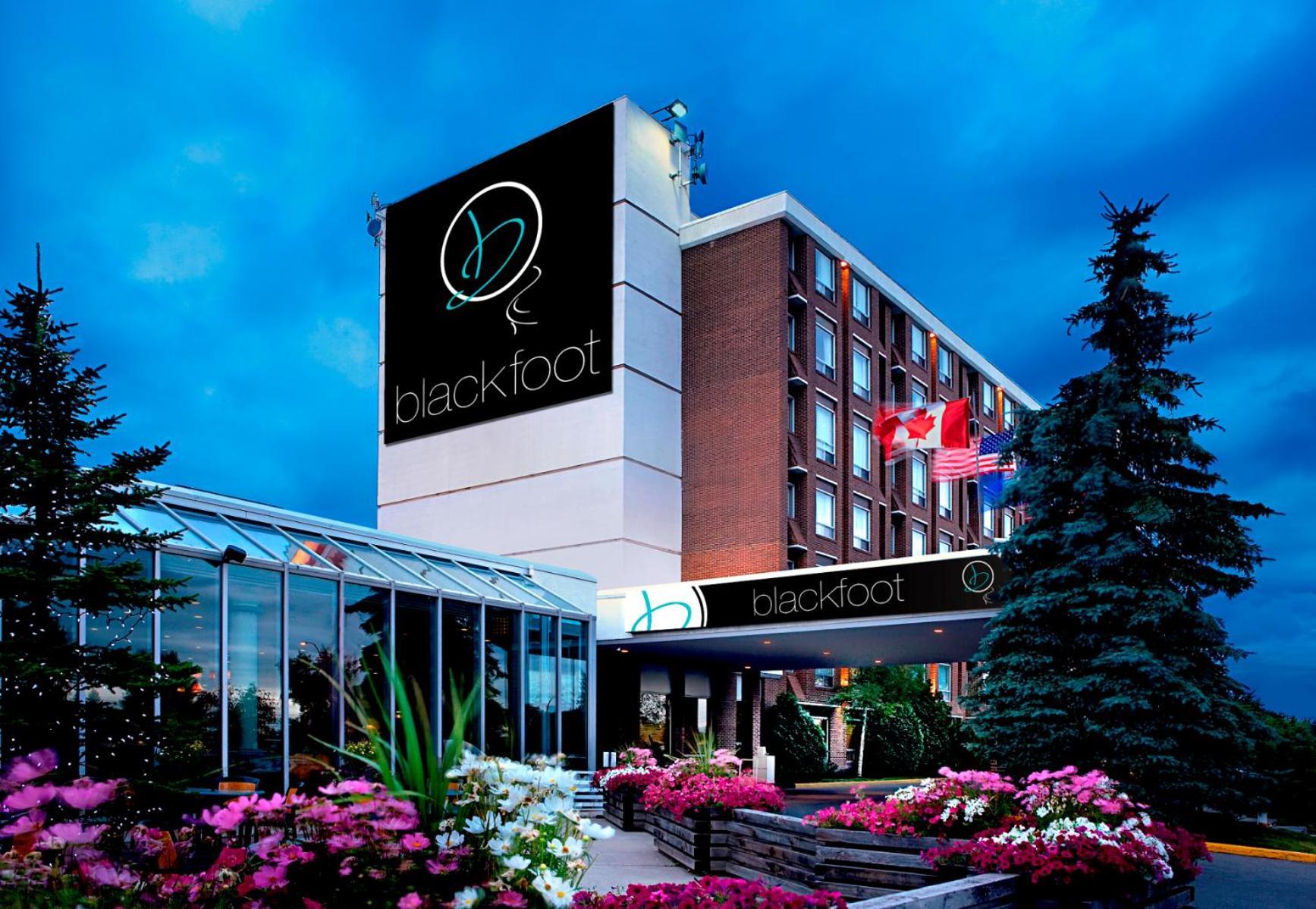 Hotel Blackfoot Calgary Bagian luar foto