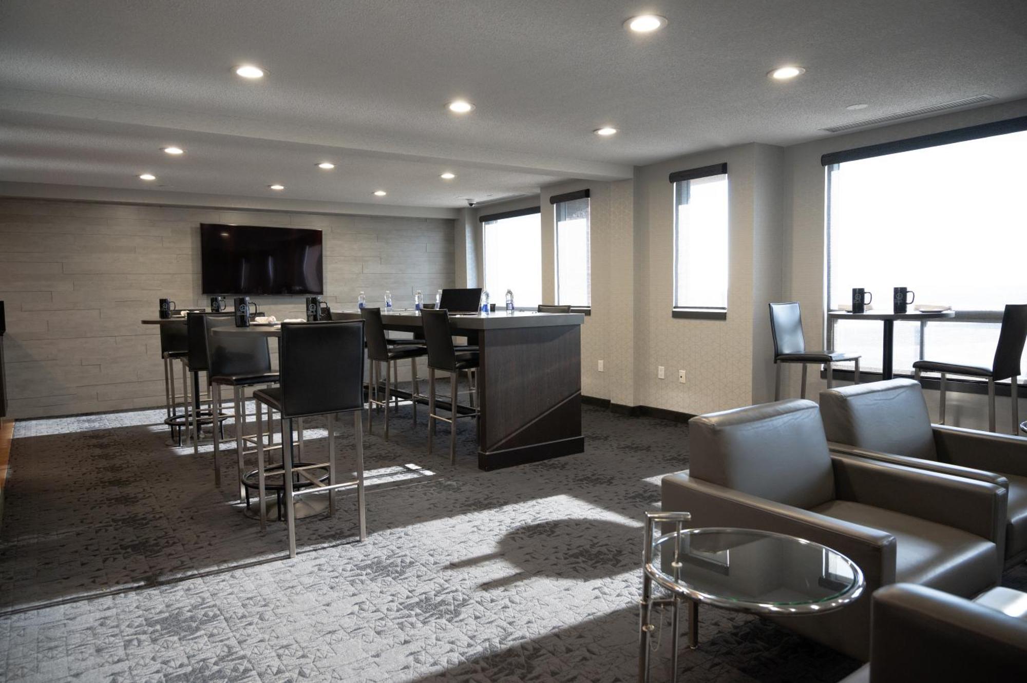 Hotel Blackfoot Calgary Bagian luar foto