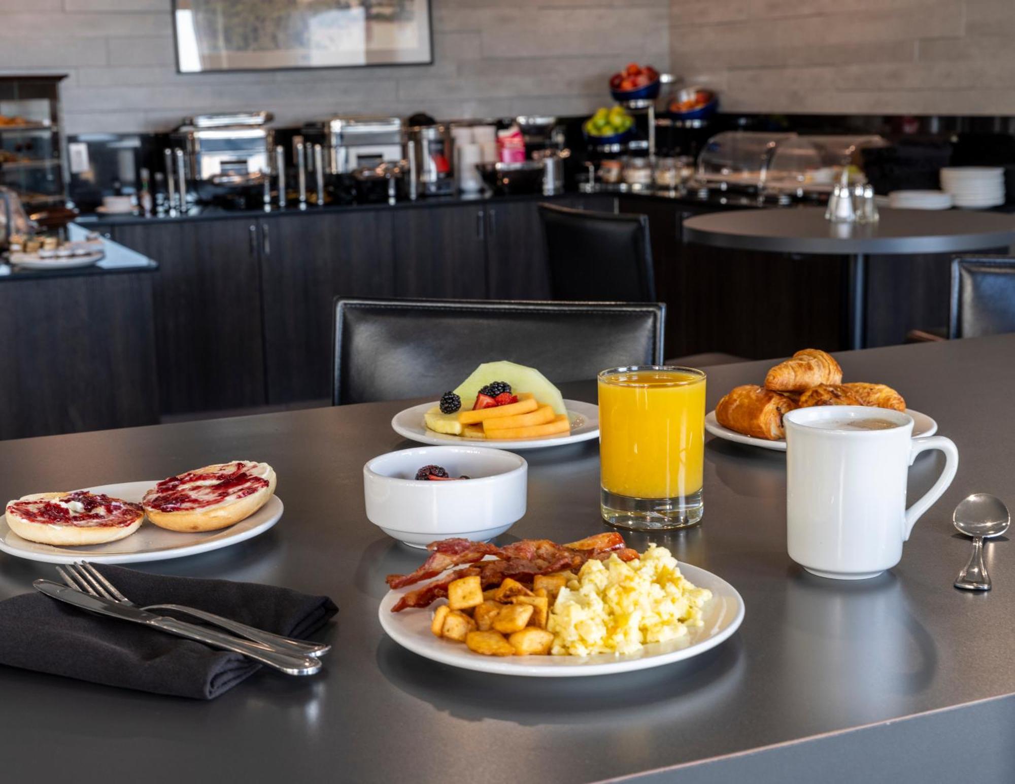 Hotel Blackfoot Calgary Bagian luar foto