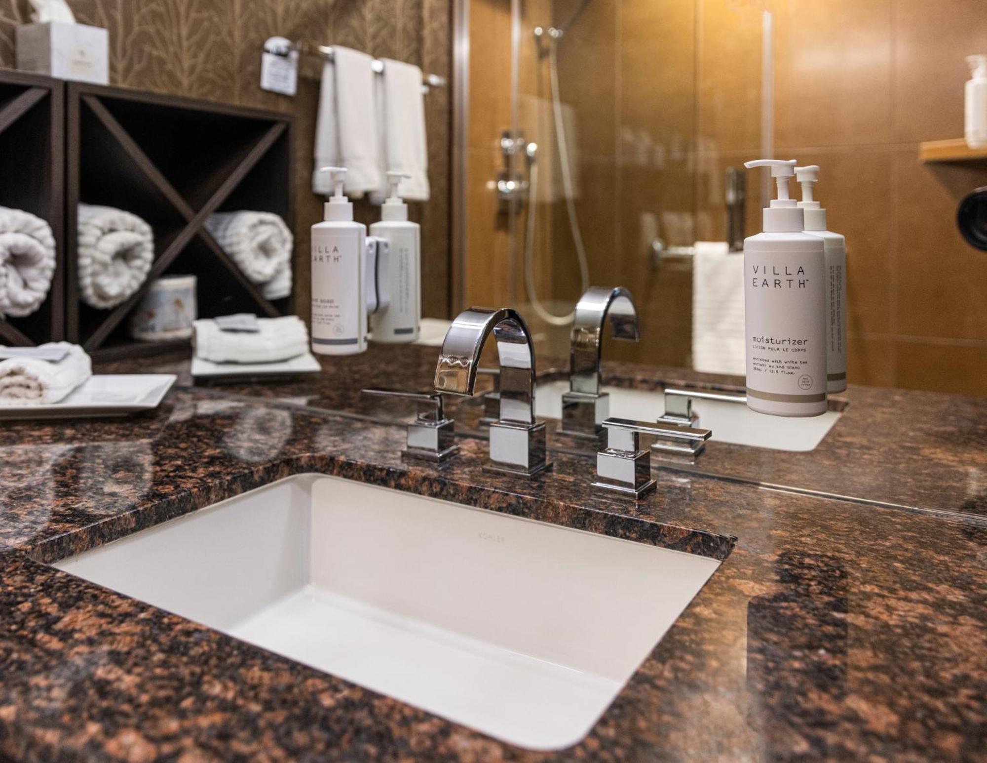 Hotel Blackfoot Calgary Bagian luar foto